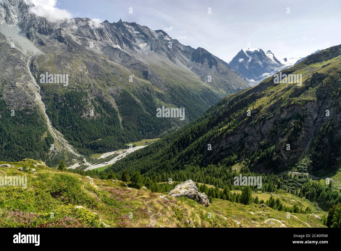 Der Mont Collon zuhinterst im Val d'Arolla, Wallis. Links die spitze Aiguille de la Tsa. Stock Photo