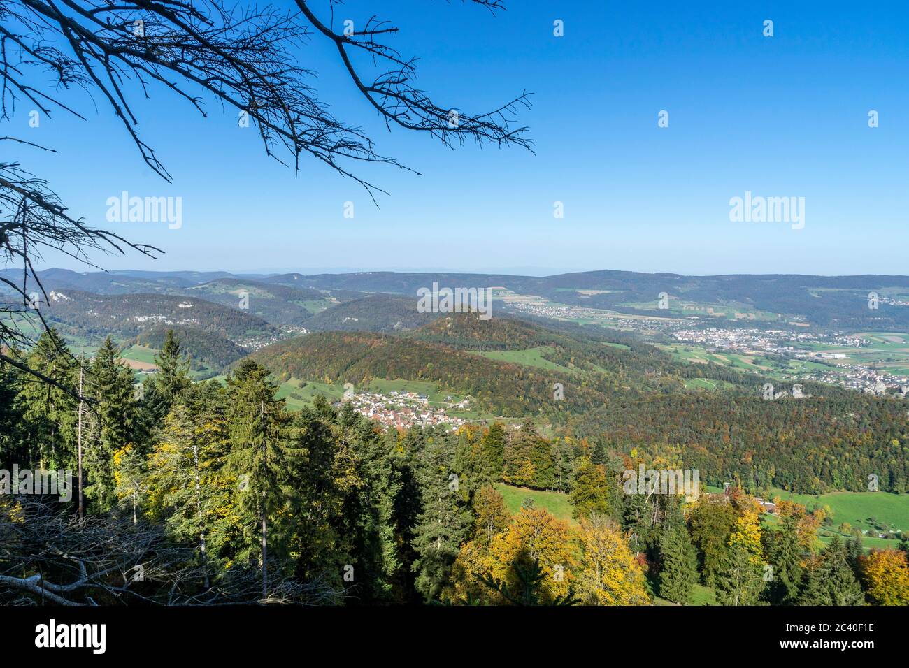 Sicht vom Stierenberg nach Grindel (links) im Solothurner Jura (Schwarzbubenland) und nach Laufen (rechts hinten) im basel-landschaftlichen Laufental. Stock Photo