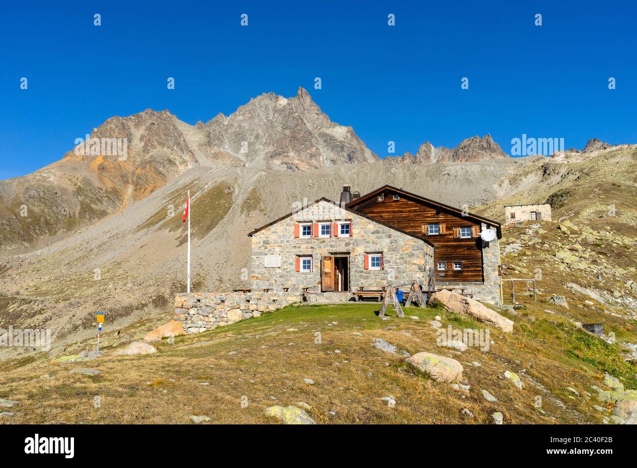 Die Chamanna d'Es-cha CAS mit der Bergspitze Aguoglia d'Es-cha, Val d'Es-cha, Oberengadin, Graubünden. (no property-release) Stock Photo
