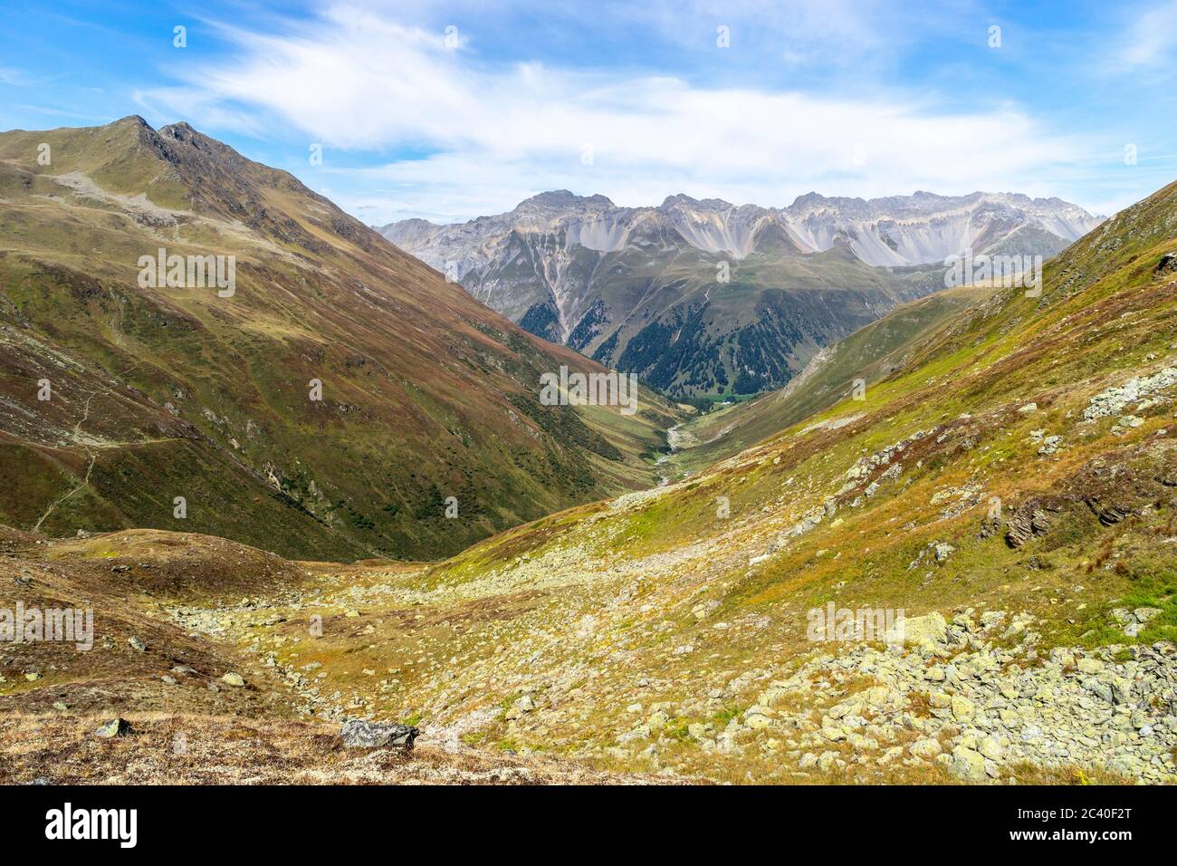 Im Val Plazbi. Sicht hinunter ins Val Tuors. Region Bergün, Graubünden. Links der Piz Fregslas. Die Gipfel am Horizont von links nach rechts: Piz Plat Stock Photo