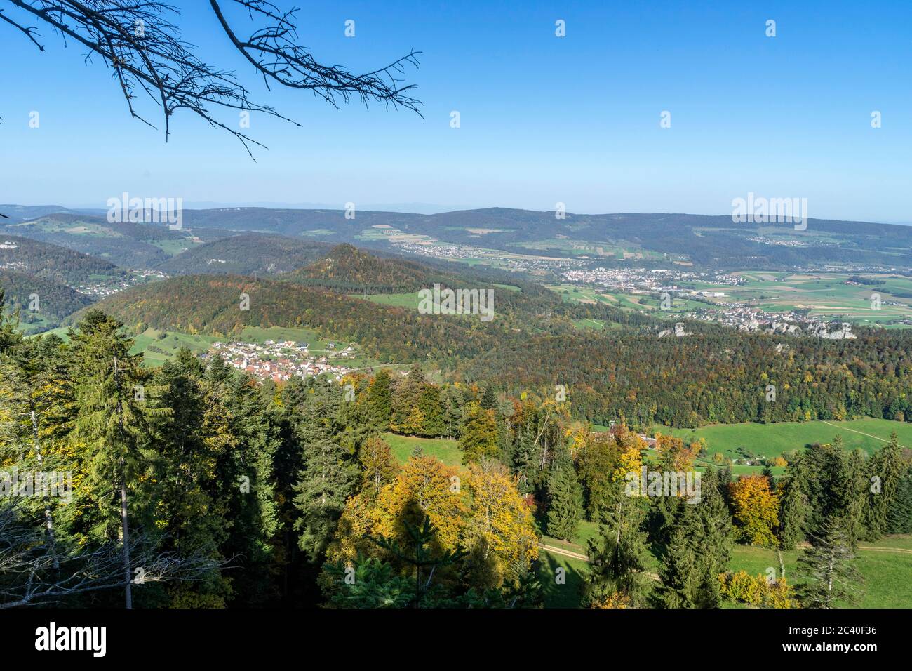 Sicht vom Stierenberg nach Grindel (links) im Solothurner Jura (Schwarzbubenland) und nach Laufen (rechts hinten) im basel-landschaftlichen Laufental. Stock Photo
