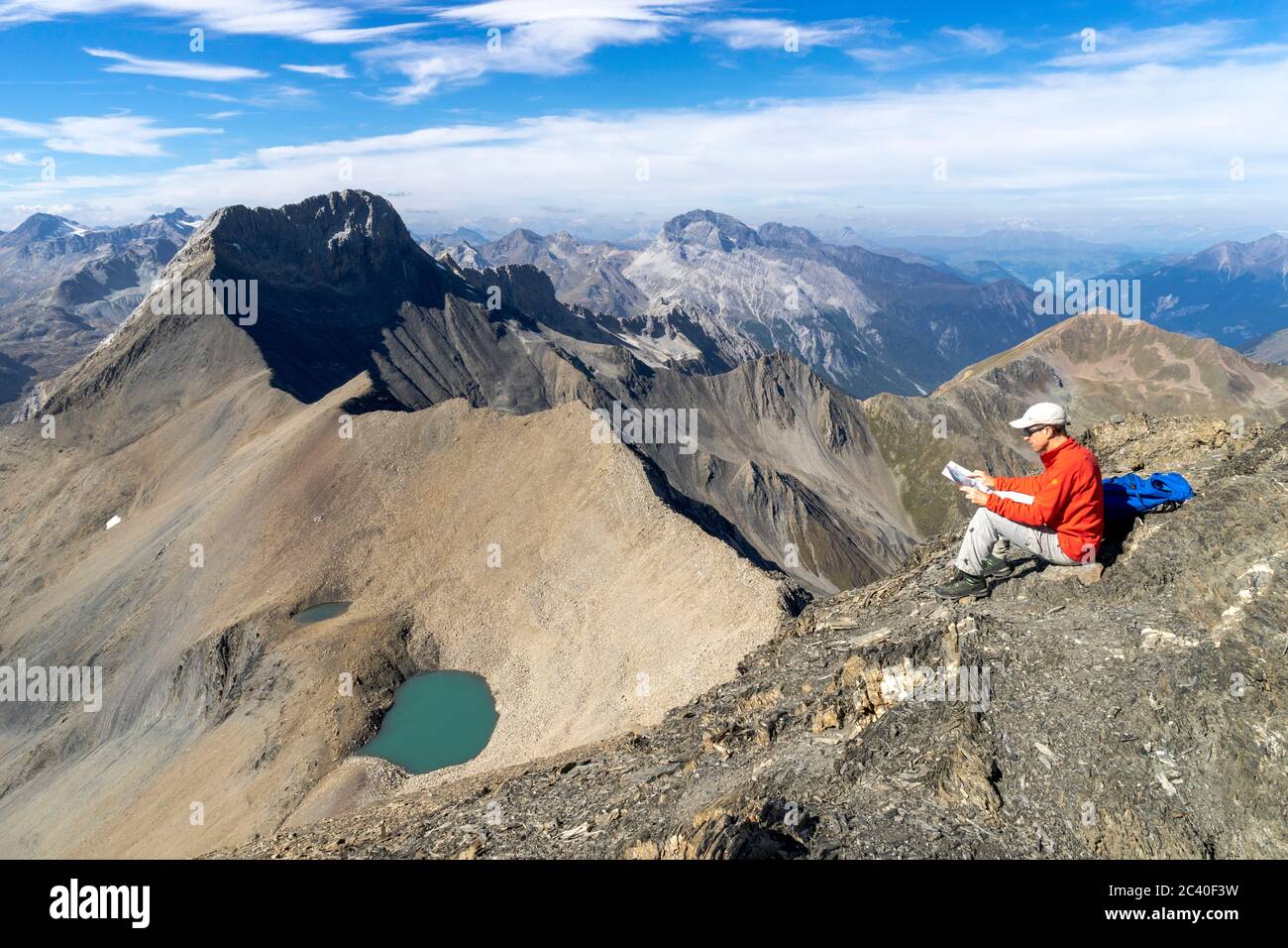Der Piz Üertsch (Gipfel aus Dolomit-Gestein) und der Piz Ela (Bildmitte hinten, ebenfalls Dolomit). Sicht vom Piz Blaisun (Kalk). Namenlose Seen. Albu Stock Photo
