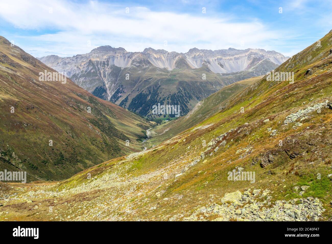 Im Val Plazbi. Sicht hinunter ins Val Tuors. Region Bergün, Graubünden. Die Gipfel von links nach rechts: Piz Platta Roggia oder Piz Valmela, Piz Crea Stock Photo