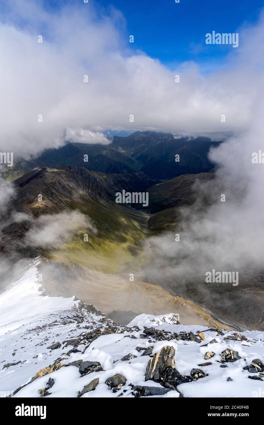 Blick vom Muttler hinunter ins Val Sampuoir, Samnaun, Kanton Graubünden. Stock Photo