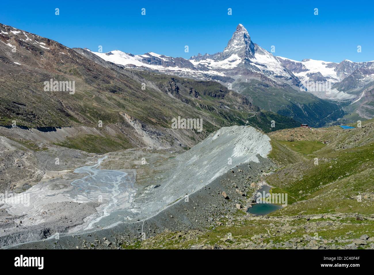 Die Fluhalp und das Berghaus Fluhalp neben der Moräne des  zurückschmelzenden Findelgletschers. Darüber das Matterhorn. Rechts des  Berghauses der Stell Stock Photo - Alamy