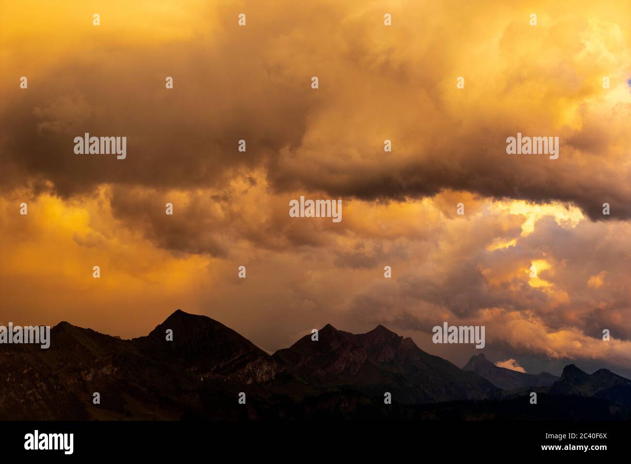 Gewitterwolken nach einem abendlichen Gewitter über dem Berner Oberland. Morgenberghorn, First, Dreispitz, Ärmighorn, Wetterlatte (von links). Sicht v Stock Photo