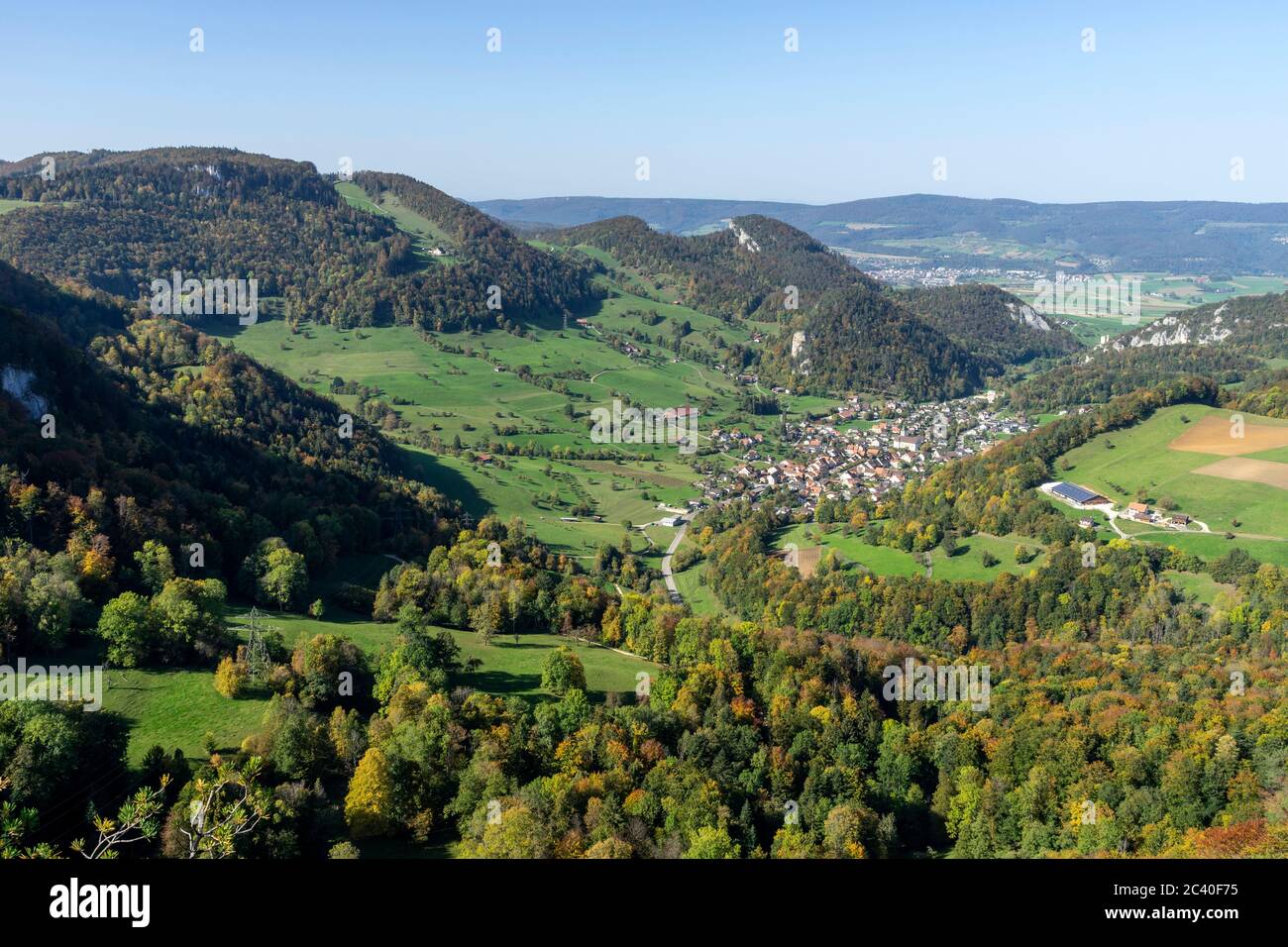 Sicht vom Hörnli nach Erschwil im Solothurner Jura, Schwarzbubenland. Wenig links dahinter der felsige Chienberg. Ganz hinten das basel-landschaftlich Stock Photo