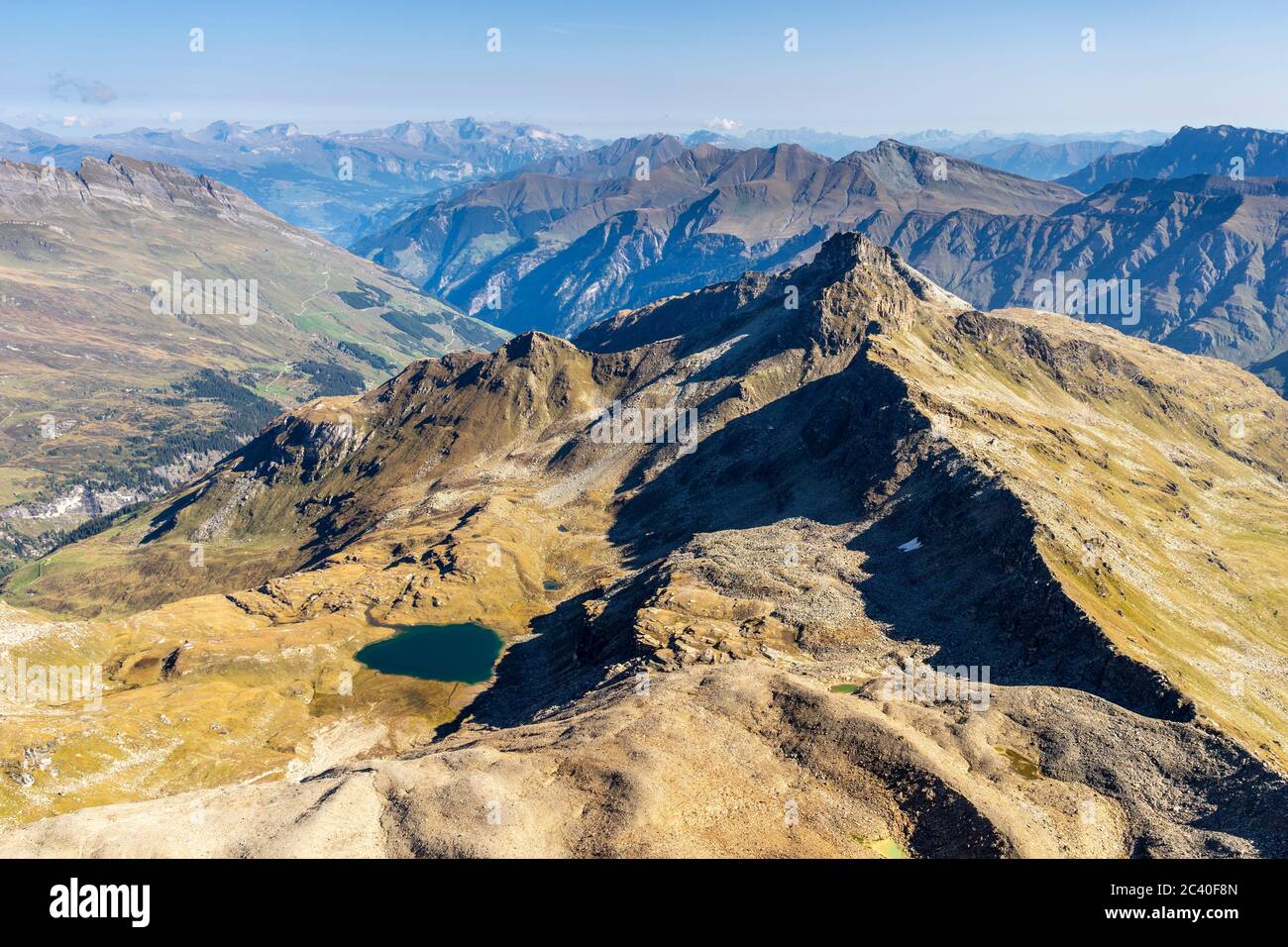 Auf dem Gipfel des Fanellhorns, Zervreila-Region, Valser Tal, Graubünden. Sicht zum Guraletschhorn und zum Guraletschsee. Links Satteltichopf und Piz Stock Photo