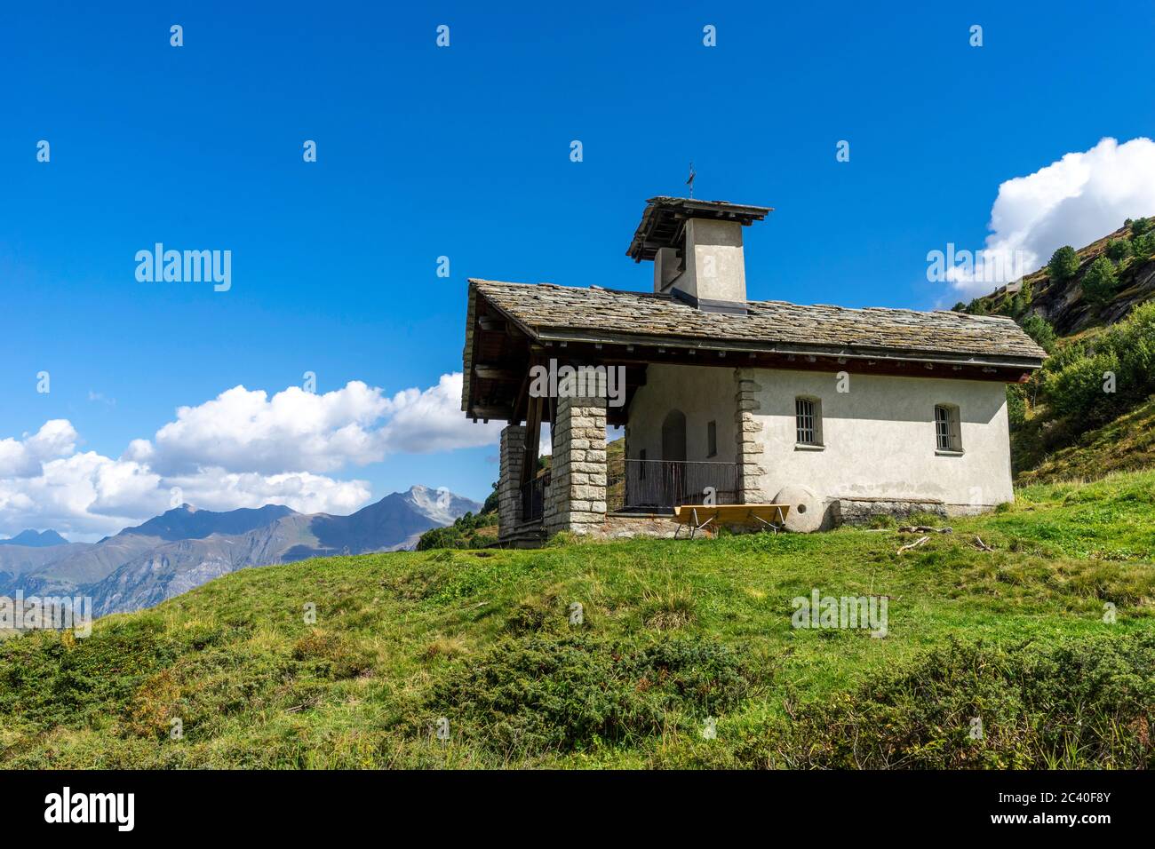 Die Kapelle St. Bartholomäus über dem Zervreilasee, Valser Tal, Graubünden. Links der Kapelle der Piz Tomül oder Wissasteihora, weiter links der Crap Stock Photo