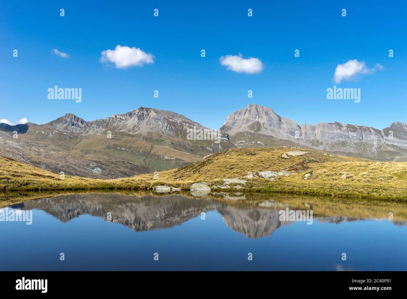 Namenloser See über der Alp Selva, Zervreila-Region, Valser Tal, Graubünden. Schwarzhorn, Faltschonhorn, Piz Aul, Satteltichopf (von links). Stock Photo
