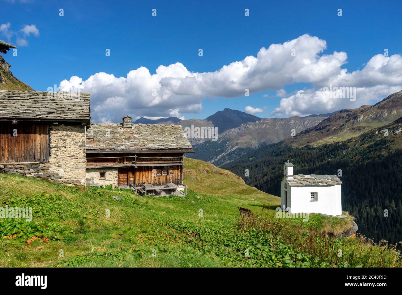 Die Alp Frunt mit ihrer Kapelle St. Anna, dahinter der Piz Tomül oder Wissasteihora, Valser Tal, Zervreila-Region, Graubünden. (no property-release) Stock Photo