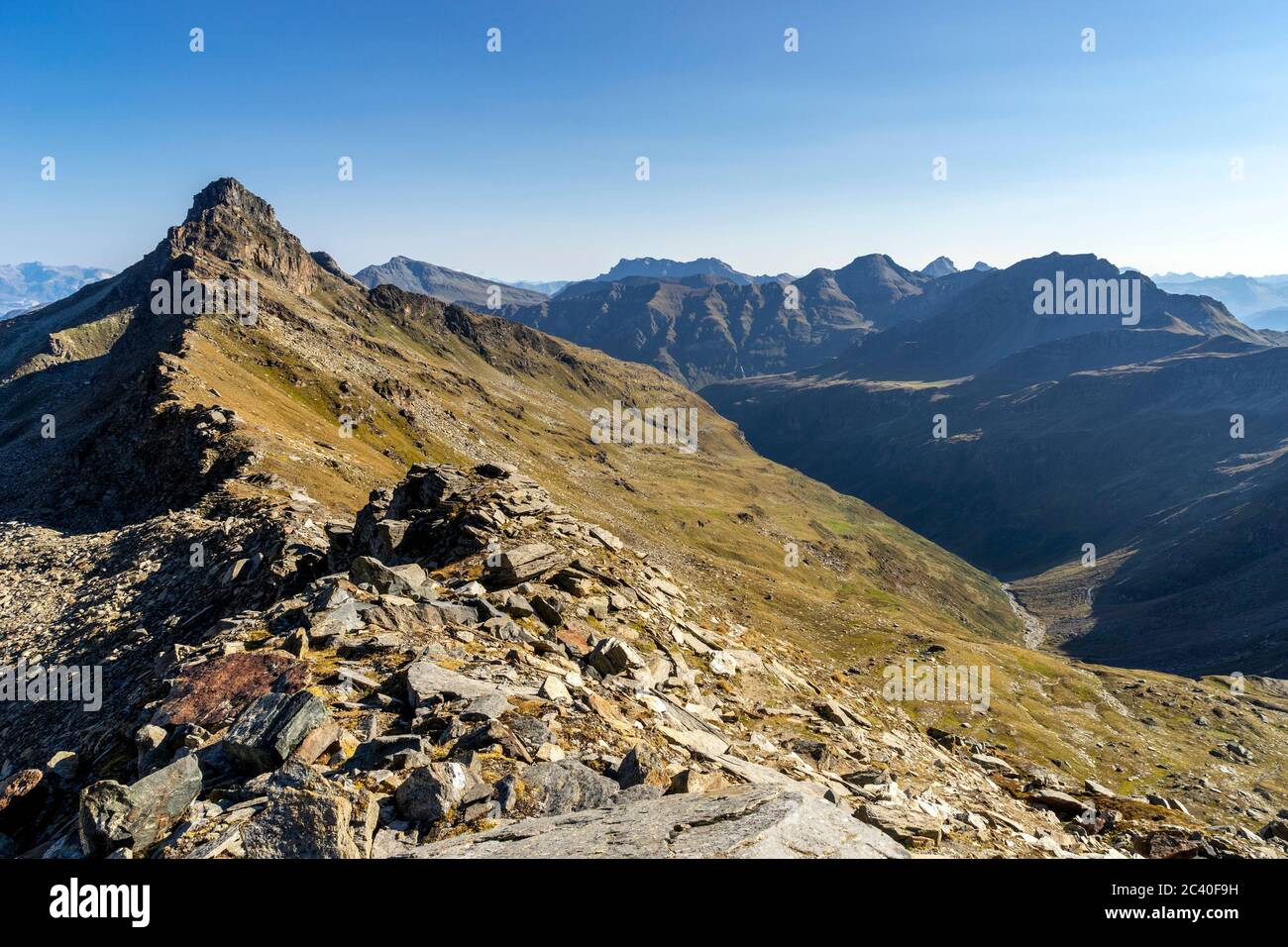 Das Guraletschhorn vom Fanellgrätli aus gesehen, rechts das Tal namens Peil, Zervreila-Region, Valser Tal, Graubünden. Rechts (dunkel) das Valser Horn Stock Photo