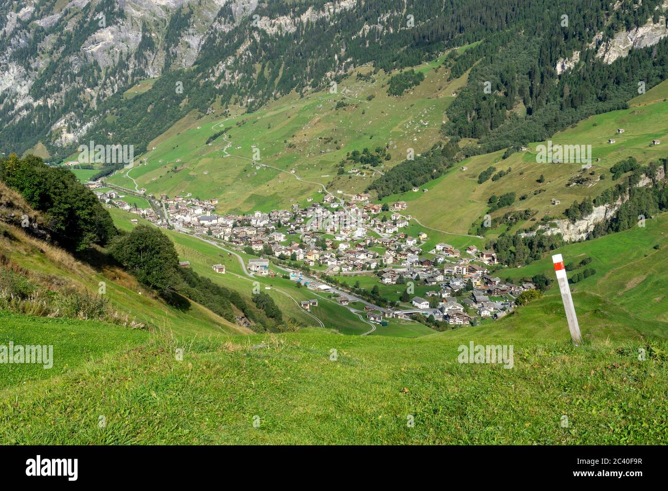Das Dorf Vals im Valser Tal, Graubünden. Markierung eines Bergwanderweges. Stock Photo