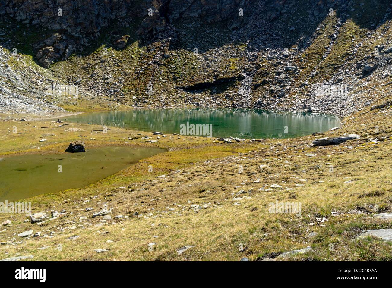 Der Ampervreilsee auf der Alp Ampervreila am Fuss von Guraletschhorn und Ampervreilhorn. Zervreila-Region, Valser Tal, Graubünden. Stock Photo