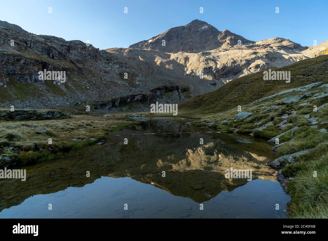 Das Fanellhorn spiegelt sich im Guraletschsee, Zervreila-Region, Valser Tal, Graubünden Stock Photo