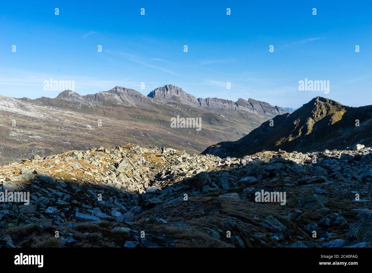 Schwarzhorn, Faltschonhorn, Piz Aul, Satteltichopf und Piz Serenastga (von links) über dem Valser Tal, Zervreila-Region, Graubünden. Vorne rechts der Stock Photo