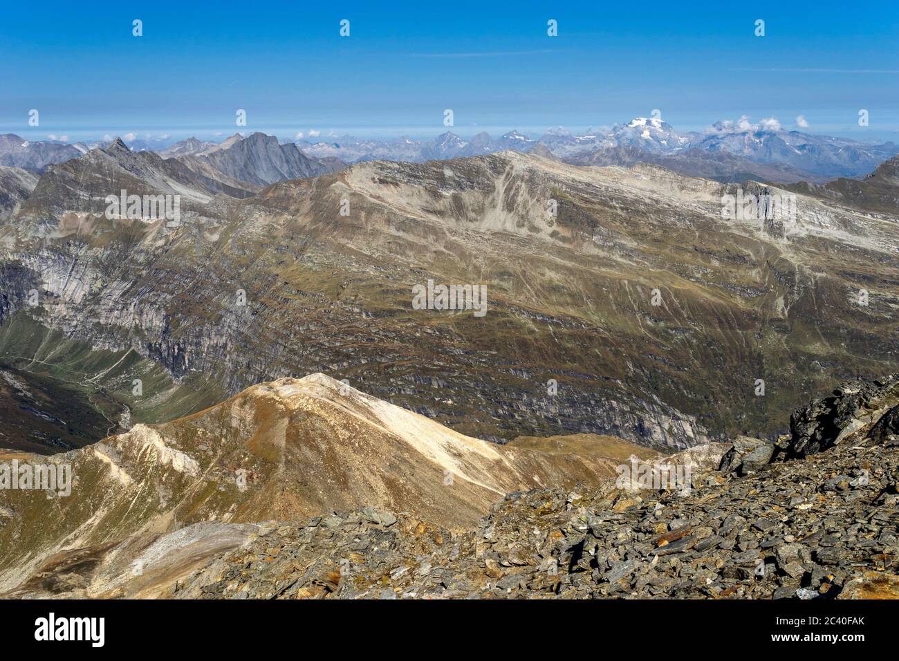 Auf dem Gipfel des Fanellhorns, Zervreila-Region, Valser Tal, Graubünden. Sicht über das Wissgrätli links hinunter ins Länta-Tal  und gegenüber in der Stock Photo