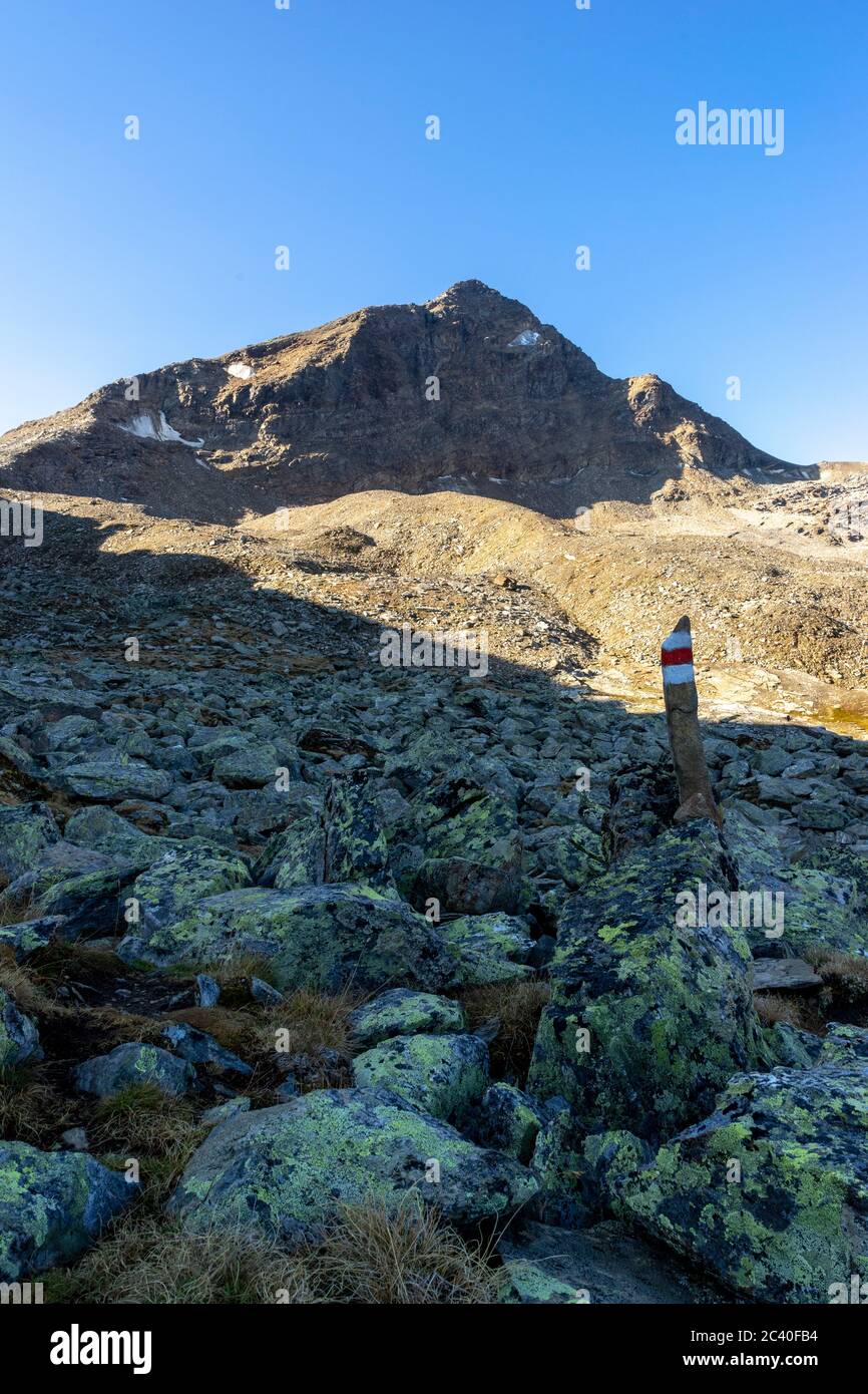 Farbmarkierung eines Bergwanderwegs vor dem Fanellhorn, Zervreila-Region, Valser-Tal, Graubünden Stock Photo