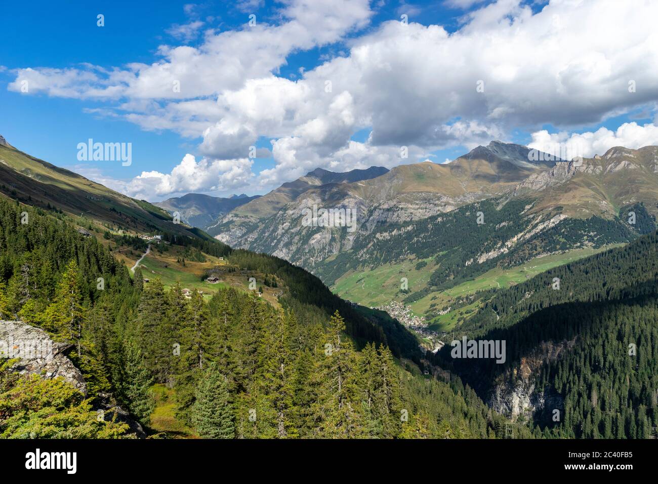 Das Dorf Vals im Valser Tal, Graubünden. Darüber Piz Tomül oder Wissasteihora und links der Crap Grisch oder Plangghora. Stock Photo