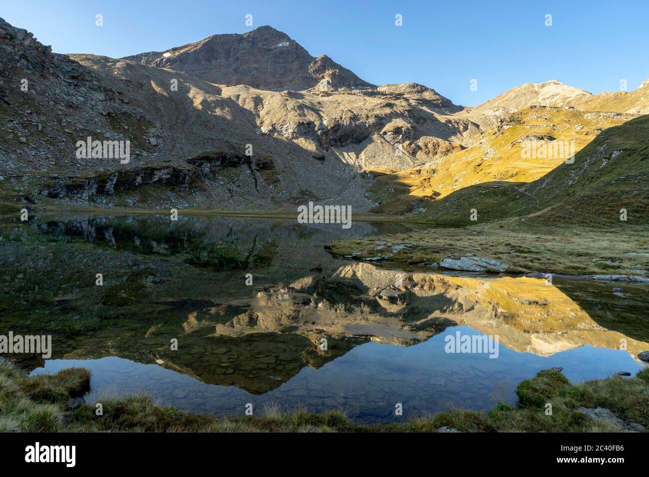 Das Fanellhorn (links) und das Wissgrätli spiegeln sich im Guraletschsee, Zervreila-Region, Valser Tal, Graubünden Stock Photo