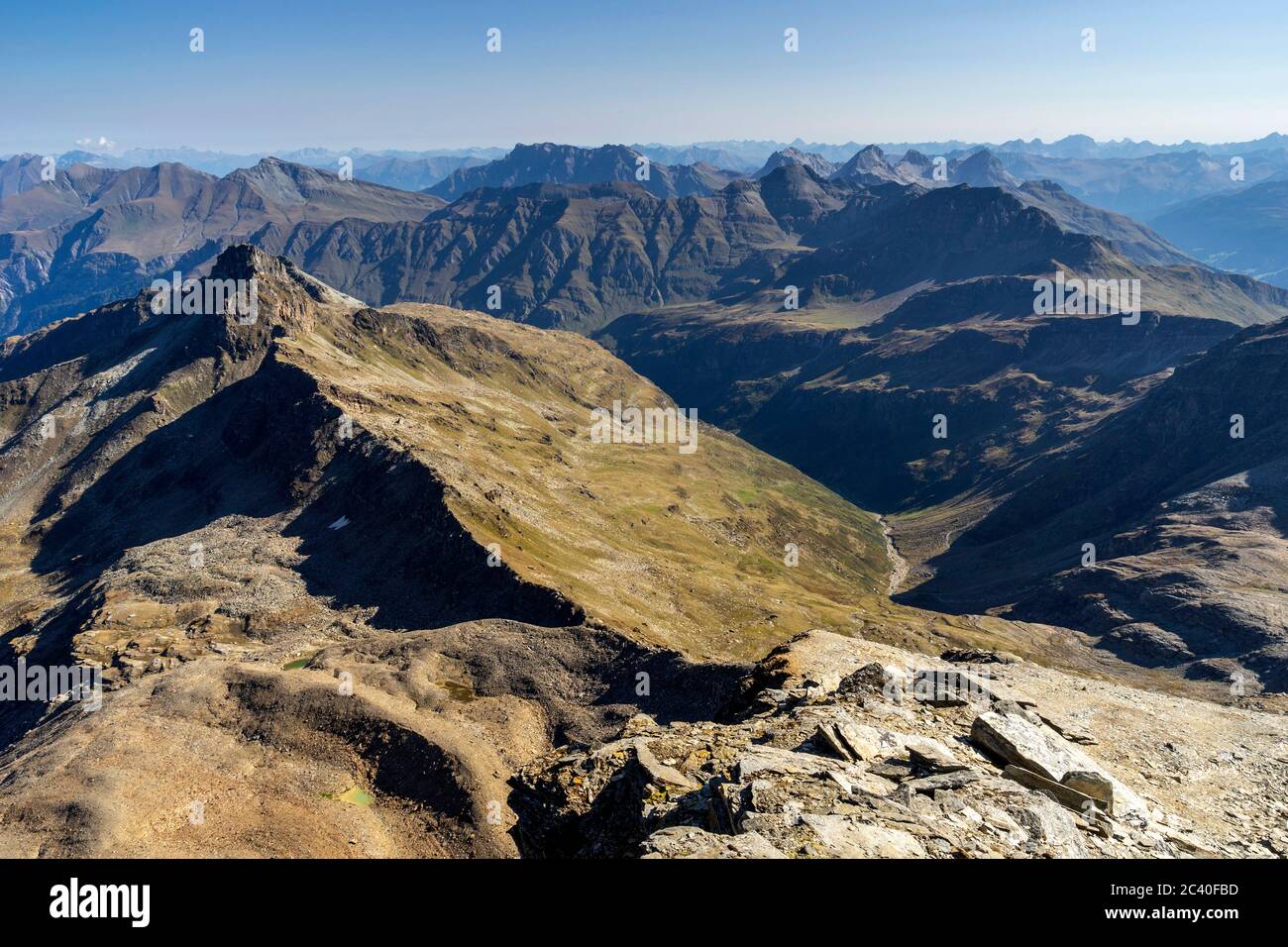 Auf dem Gipfel des Fanellhorns, Zervreila-Region, Valser Tal, Graubünden. Sicht zum Guraletschhorn (links) und hinunter ins Tal namens Peil. Über dem Stock Photo