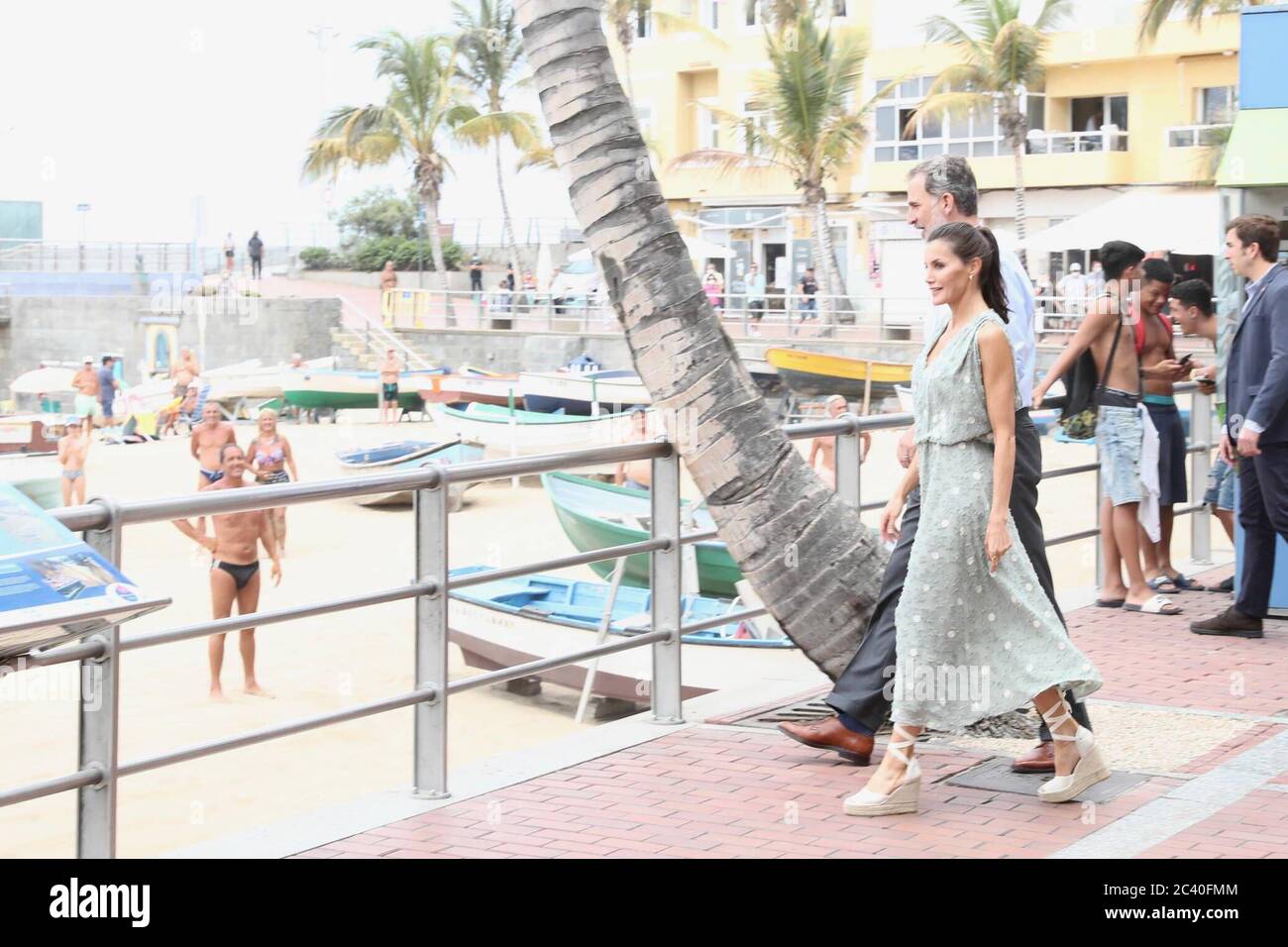 Gran Canarias, Spain. 23rd June, 2020. Spanish King Felipe VI and Queen Letizia Ortinz waling on Paseo de las Canteras on occasion of their travel to Canarias Island in Las Palmas de Gran Canarias, 23 June 2020. Credit: CORDON PRESS/Alamy Live News Stock Photo