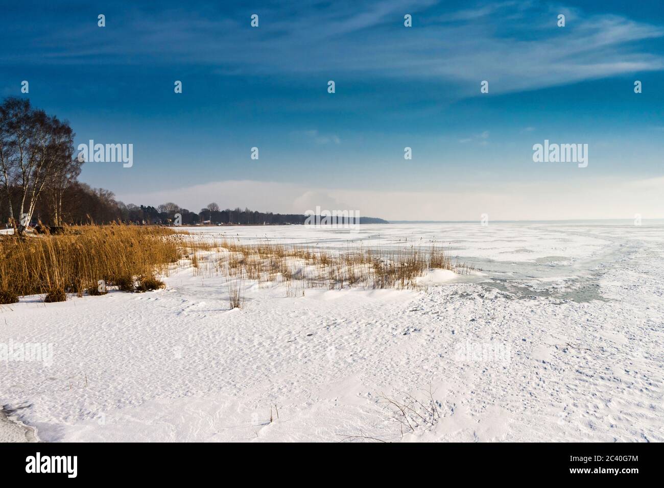Zugefrorene und mit Schnee bedeckte Eisfläche auf dem Steinhuder Meer Stock Photo