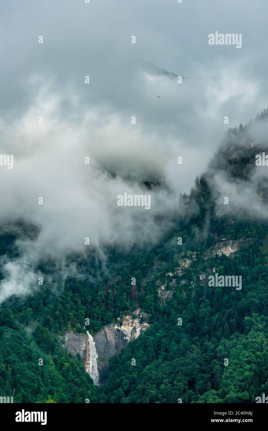 Nebel zieht an den Hängen vorbei, Dornbirn im Regenwetter, der Fallbach rauscht über den Wasserfall hinunter, die Staufenspitze schaut aus den Wolken Stock Photo