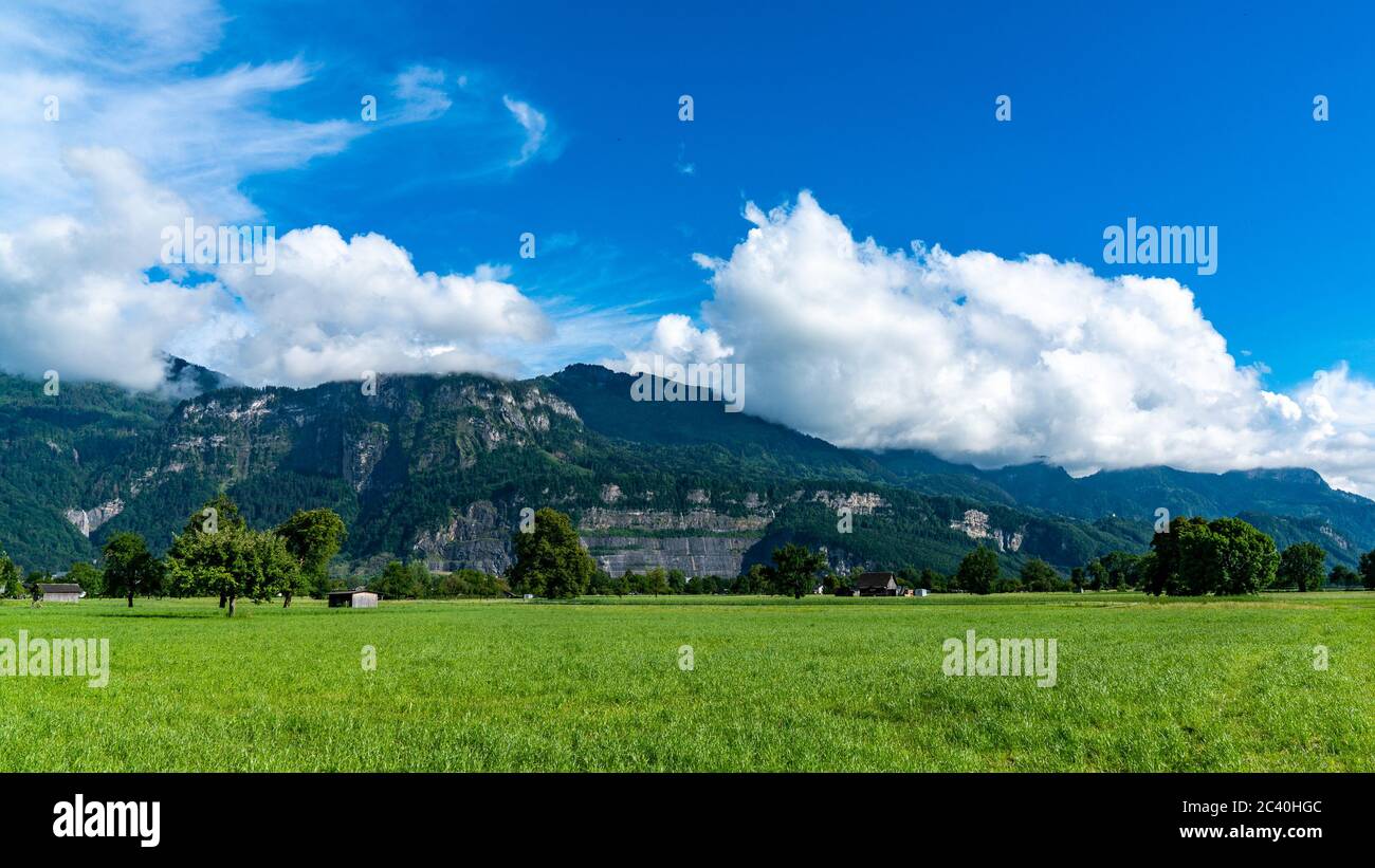 Gewitterwolken wachsen über dem Rheintal, Säntis mit Wolken, Sommer in Vorarlberg, Austria, Dornbirn, interessante Wetterstimmung Stock Photo