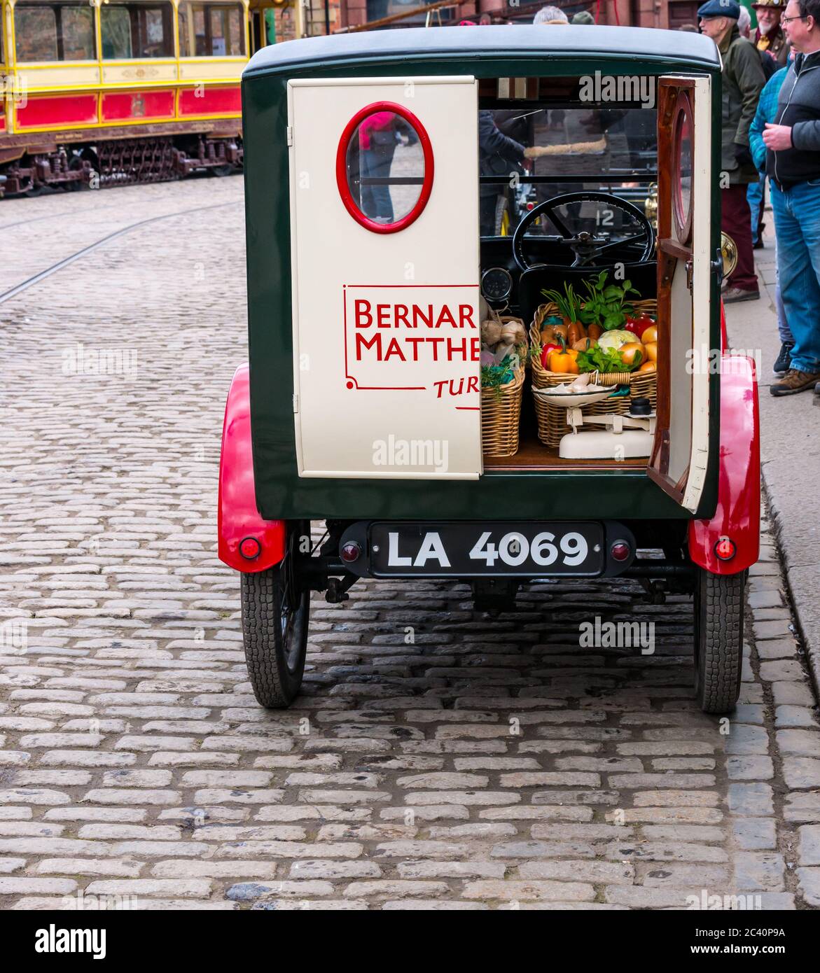 Vintage Bernard Matthews 1928 Austin delivery vanity baskets of fresh vegetables, Beamish Museum, Durham County, England, UK Stock Photo