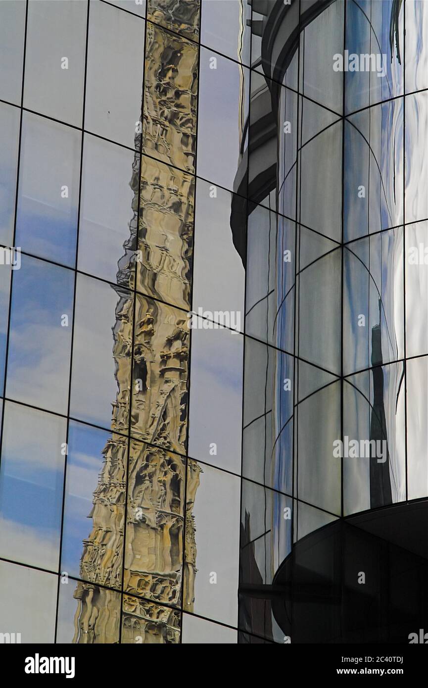Wiedeń Vienna Wien Stephansplatz; Modern architecture; glass facade reflecting the cathedral of St. Stephen; Stephansdom Reflexion auf der Glasfassade Stock Photo