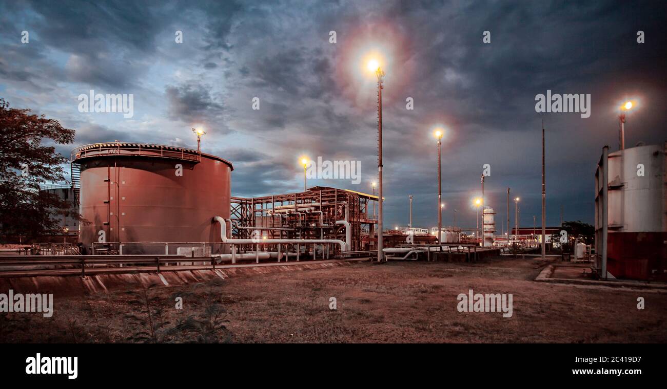 Storage tanks for oil at dusk hi-res stock photography and images - Alamy