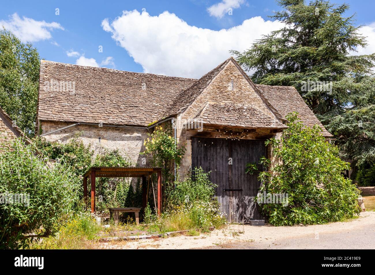 An old stone barn in the Cotswold village of Barnsley, Gloucestershire UK Stock Photo