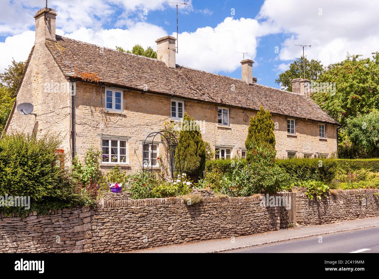 Stone cottages in early summer in the Cotswold village of Barnsley, Gloucestershire UK Stock Photo