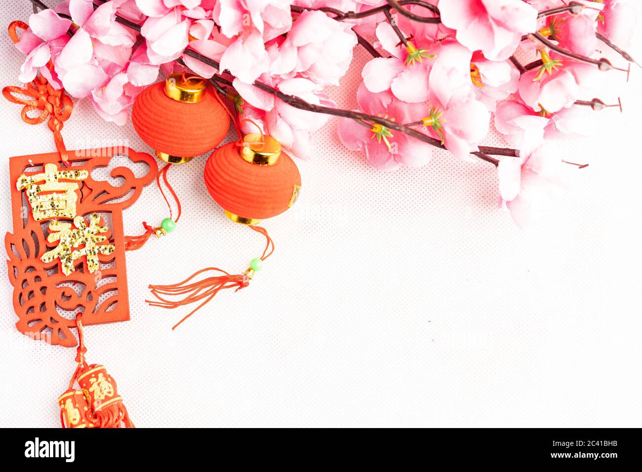 Trang trí Tết Trung Quốc: Tết Trung Quốc được biết đến với những trang phục đa dạng và những màu sắc rực rỡ, đặc trưng nhất là trang trí Tết. Từ bên trong đến bên ngoài, không gian xung quanh sẽ được tràn đầy những hoa quả, cây cối và những sinh vật độc đáo được trang trí bằng kỹ thuật nghệ thuật cao.