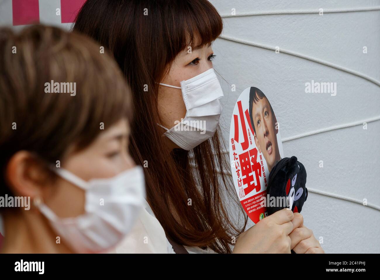 Tokyo, Japan. 23rd June, 2020. Voters listen to candidate Taisuke Ono's campaign speech for the Tokyo gubernatorial election outside Shimokitazawa Station. Ono, former vice governor of Kumamoto Prefecture, is campaigning for the Tokyo gubernatorial election, which will be held on July 5. Credit: Rodrigo Reyes Marin/ZUMA Wire/Alamy Live News Stock Photo