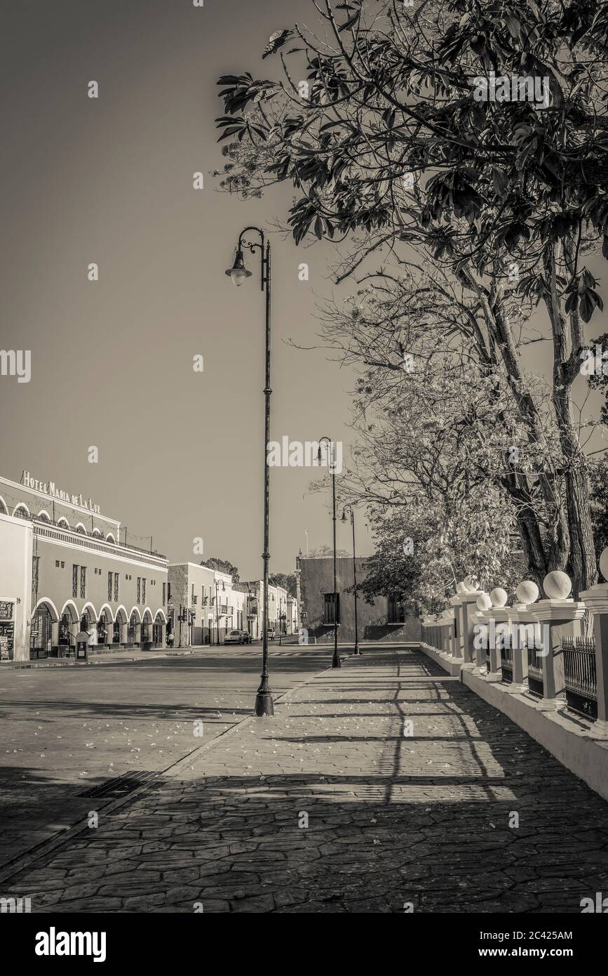 Deserted central square, Plaza e Parque Francisco Canton, due to
