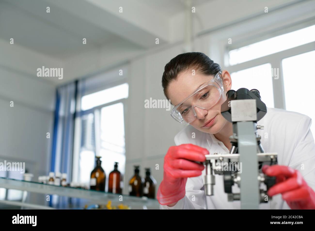 Laboratory technician works on a microscope Stock Photo - Alamy