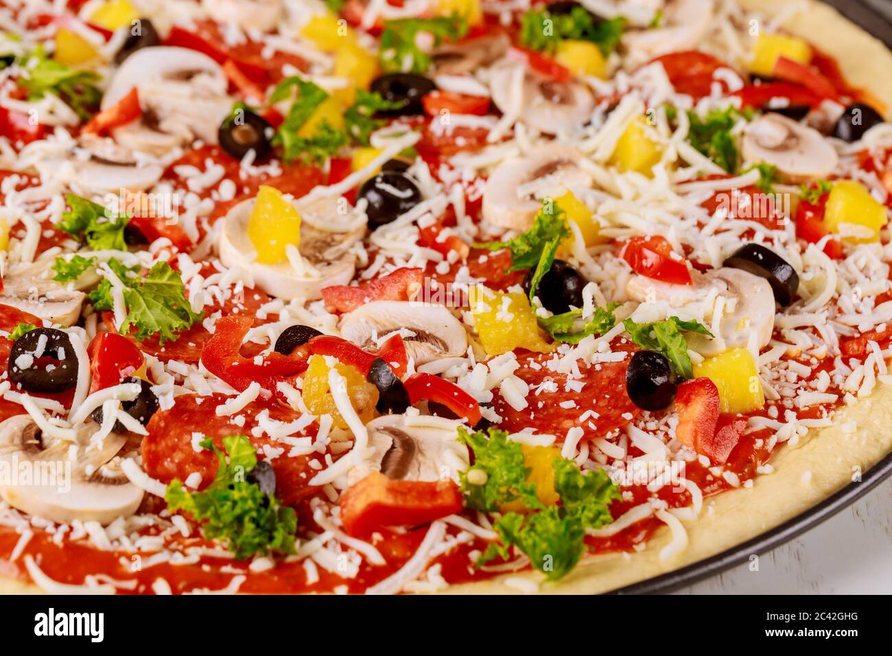 Raw round pizza with mushroom, pepperoni and pineapple Stock Photo Alamy