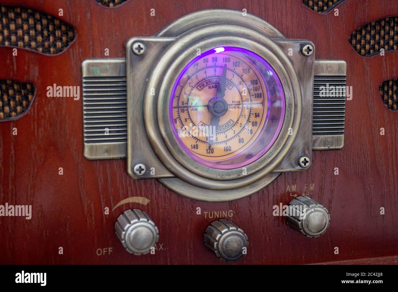 An old fashion radio, featuring a gauge showing the current frequency