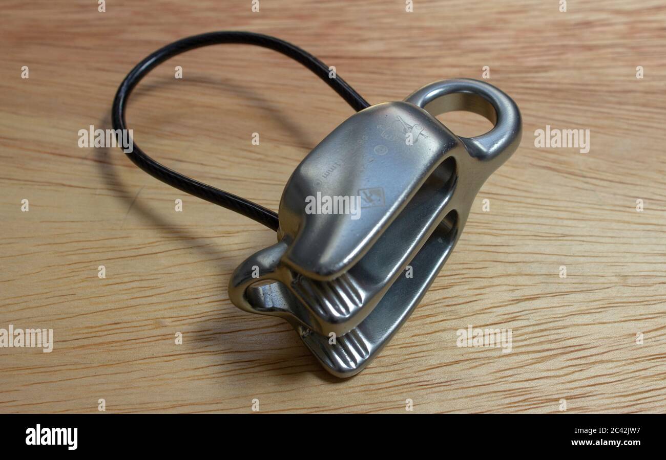 Belay device (ATC) with guide mode function Stock Photo - Alamy