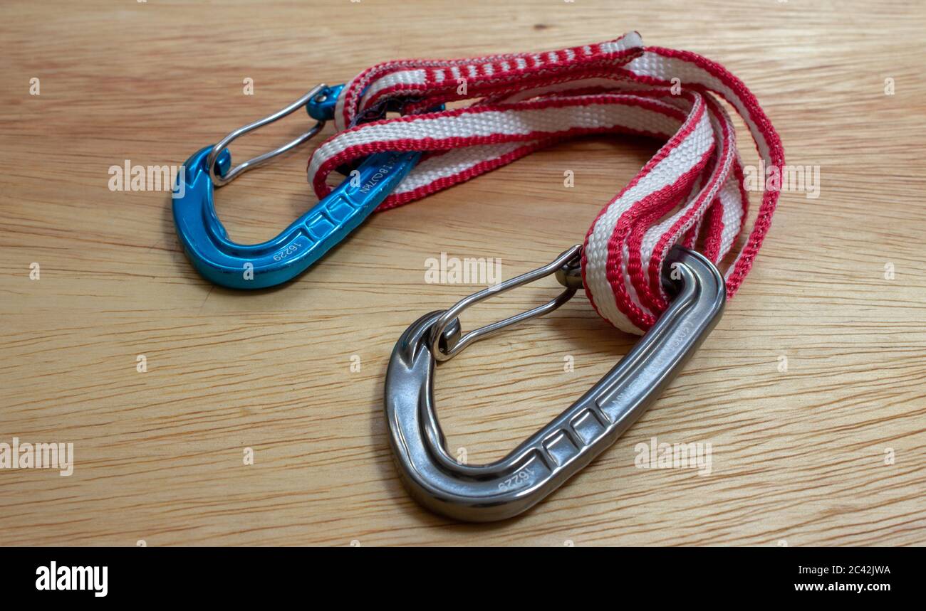 Extendable quickdraw with a pair of wire gate carabiner and a dyneema