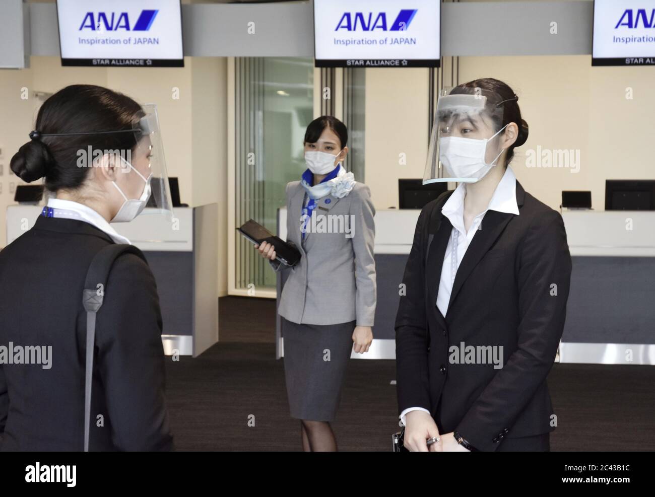 Employee wear face shield hires stock photography and images Alamy