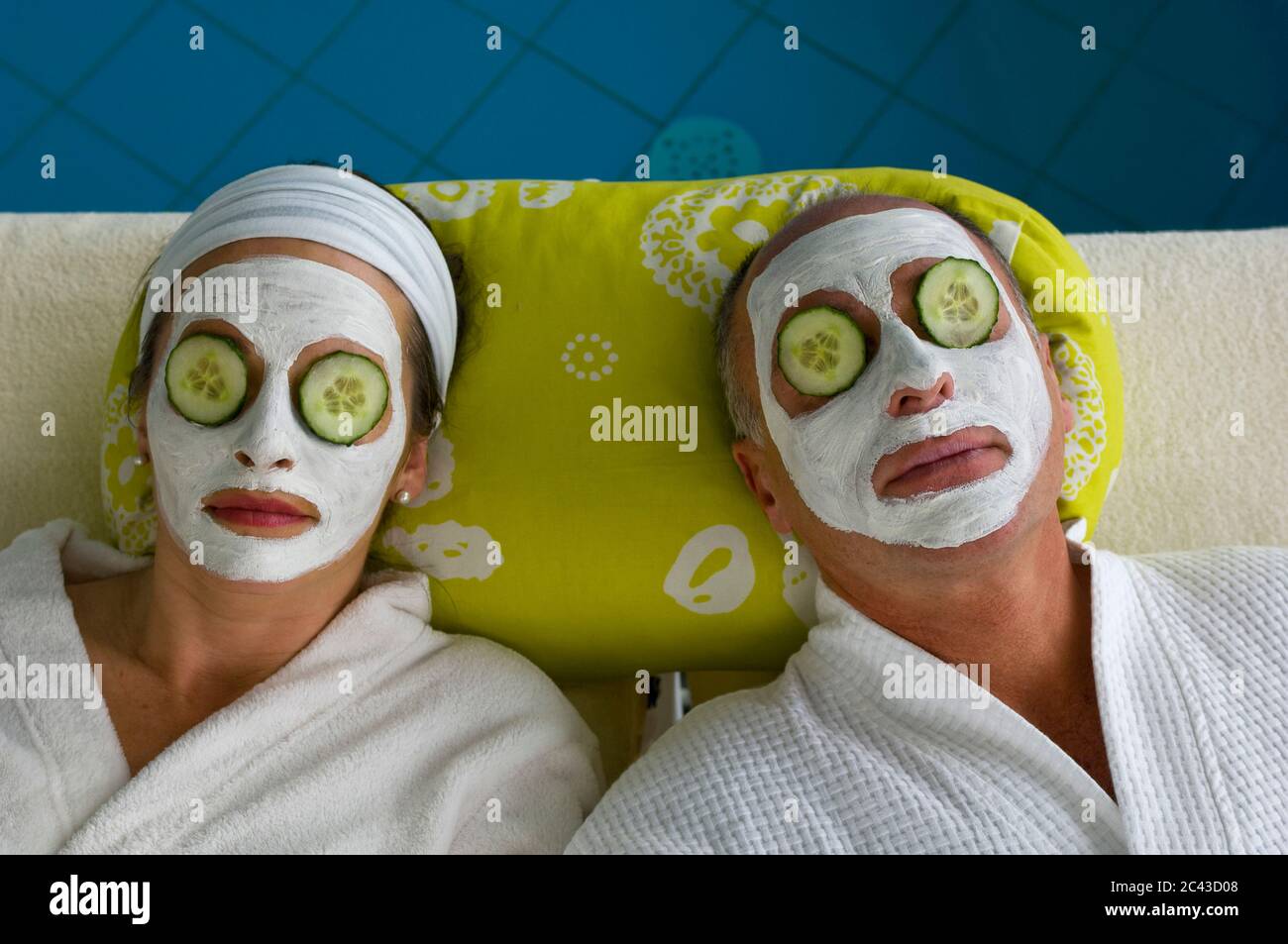Elderly couple face masks hi-res stock photography and images - Alamy