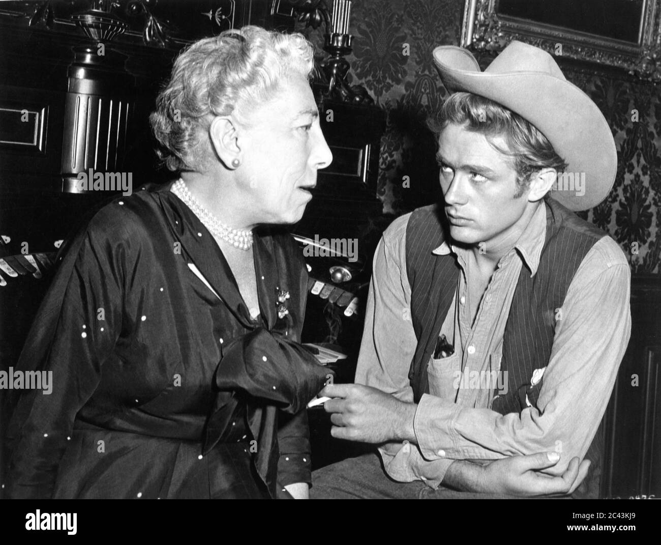 JAMES DEAN and author EDNA FERBER on set candid during the filming of GIANT 1956 director GEORGE STEVENS novel Edna Ferber George Stevens Productions / Warner Bros. Stock Photo