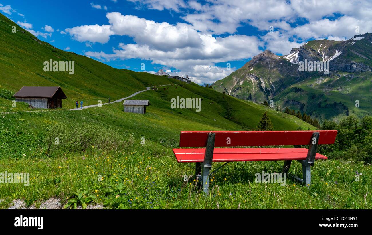 Sitzbank in den Alpen, Aussicht über das Lechtal, view over the valley of Lech, Urlaub in Österreich, Sommerurlaub, erholsame Zeit, Berglandschaft, Stock Photo
