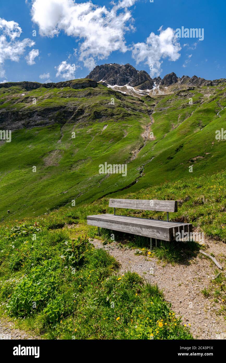 Sitzbank in den Alpen, Aussicht über das Lechtal, view over the valley of Lech, Urlaub in Österreich, Sommerurlaub, erholsame Zeit, Berglandschaft, Stock Photo