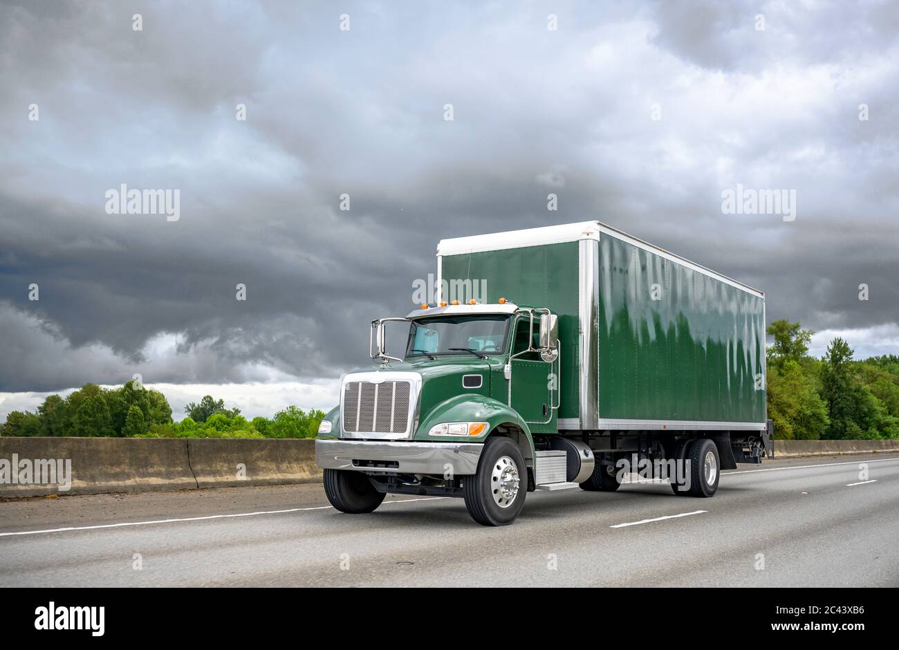 Green day cab industrial grade professional big rig semi truck