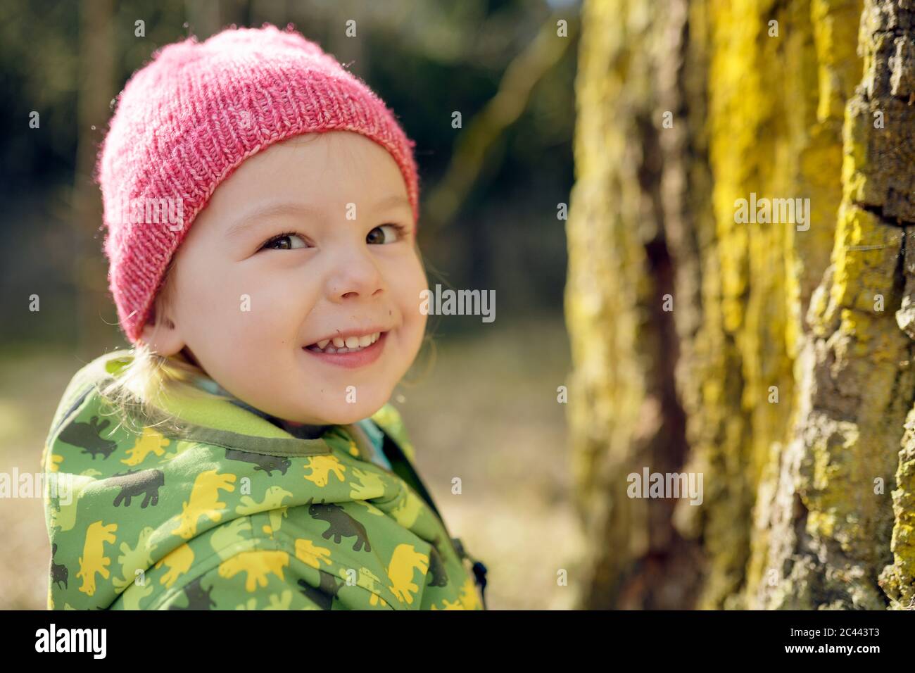 Portrait of smiling little girl in nature Stock Photo - Alamy