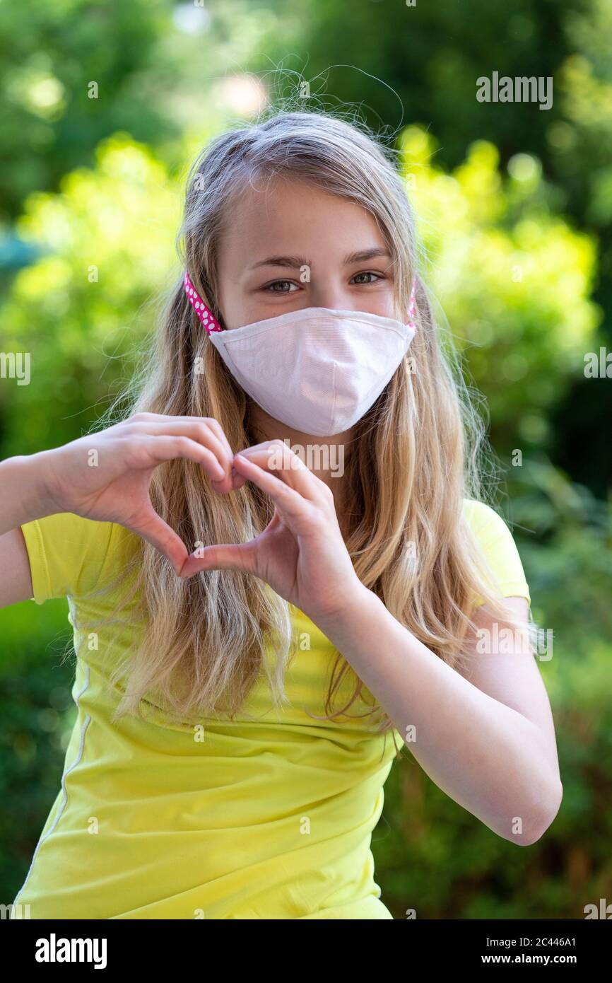 Girl wearing face mask hi-res stock photography and images - Alamy
